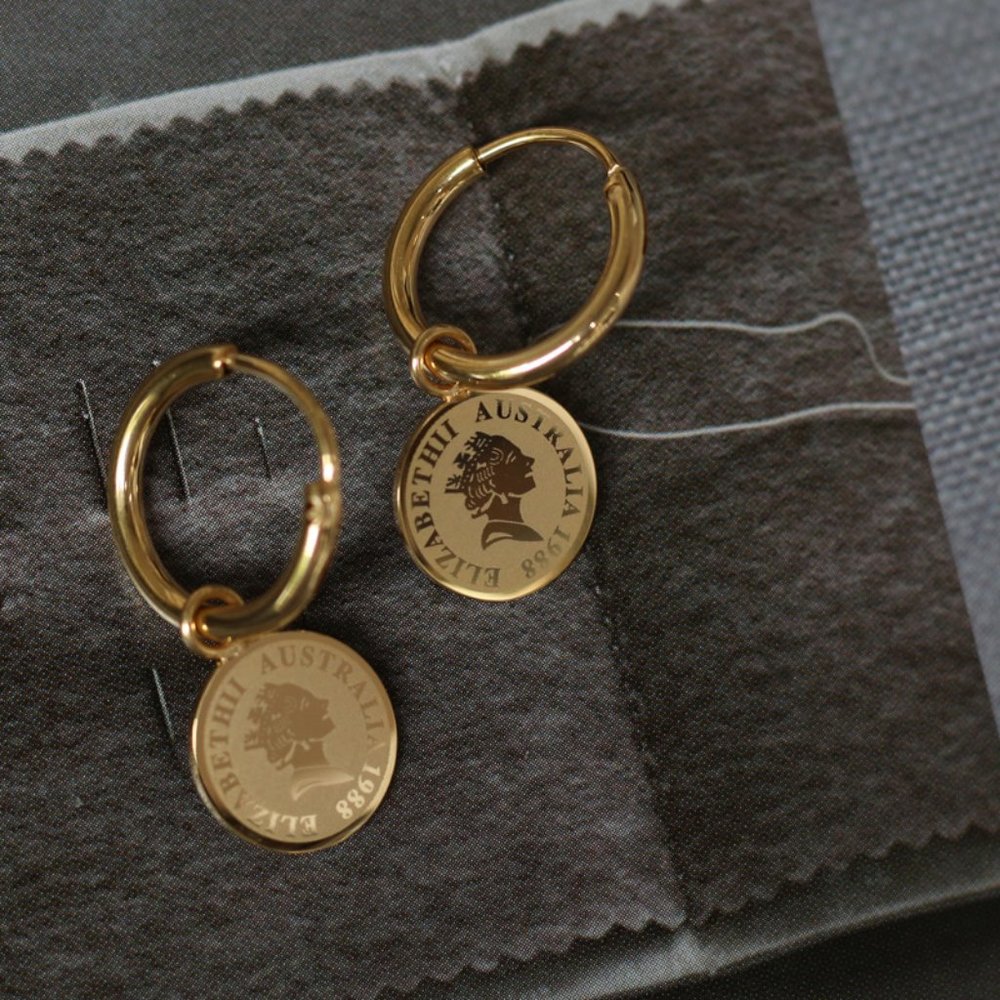 NEW 18K Gold Plated Queen Elizabeth Coin Drop Round Hoop Earrings - Picture 2 of 8